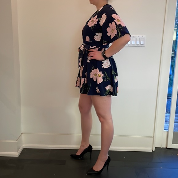 NWOT Floral Short Sleeve Romper With Tie Medium - Picture 3 of 6